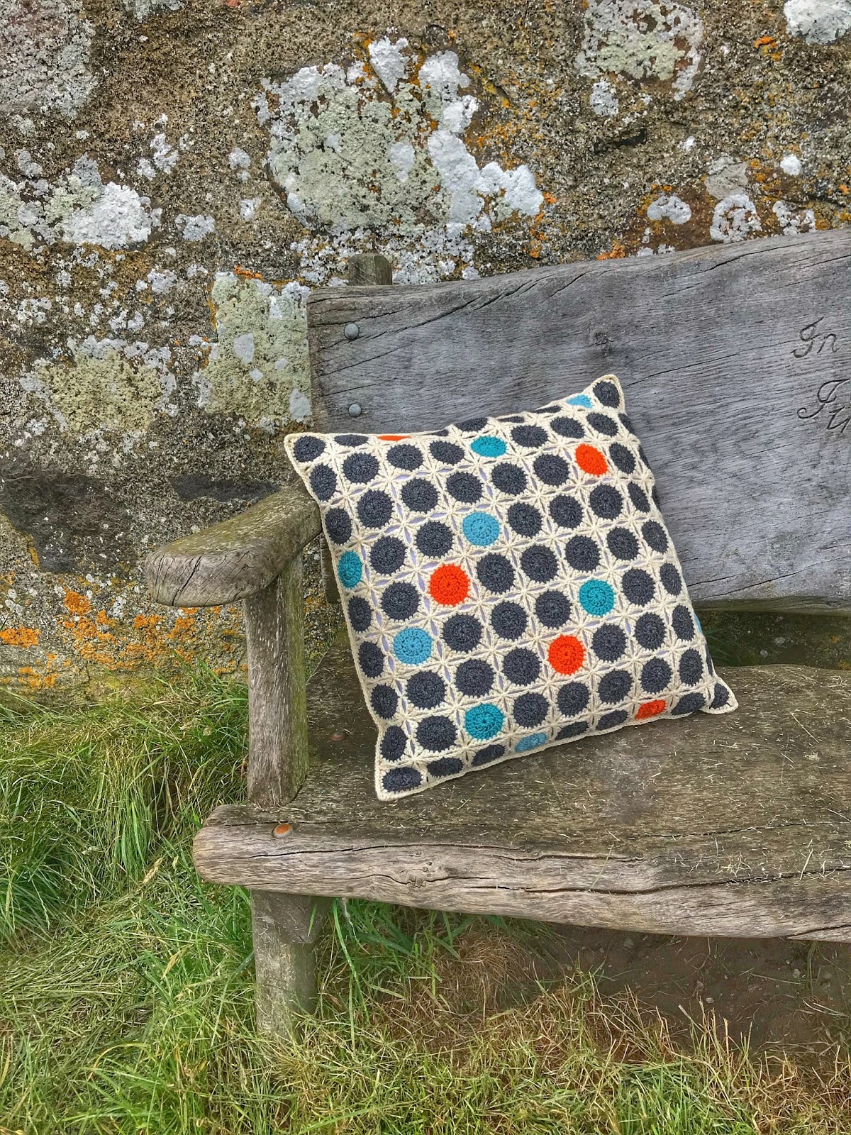 Dotti Cushion – Free Crochet Pattern