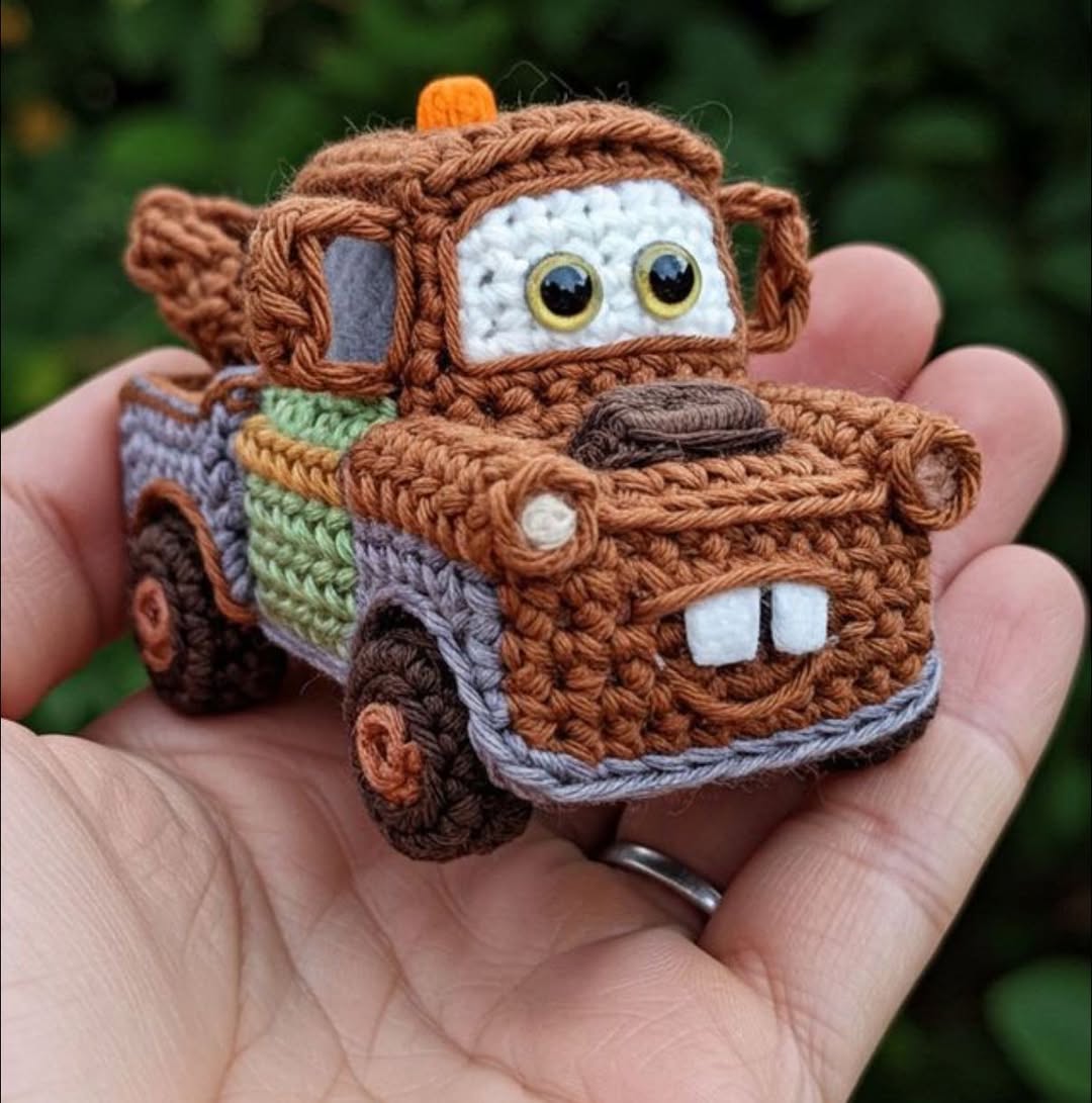 Crochet tow-truck amigurumi