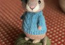 Knitted Mouse with Sweater and Beret – Step by Step Tutorial